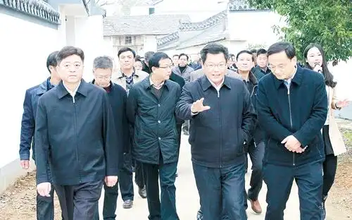 副省长任振鹤,市长滕刚等领导在孝昌县丰山镇王林村参观.