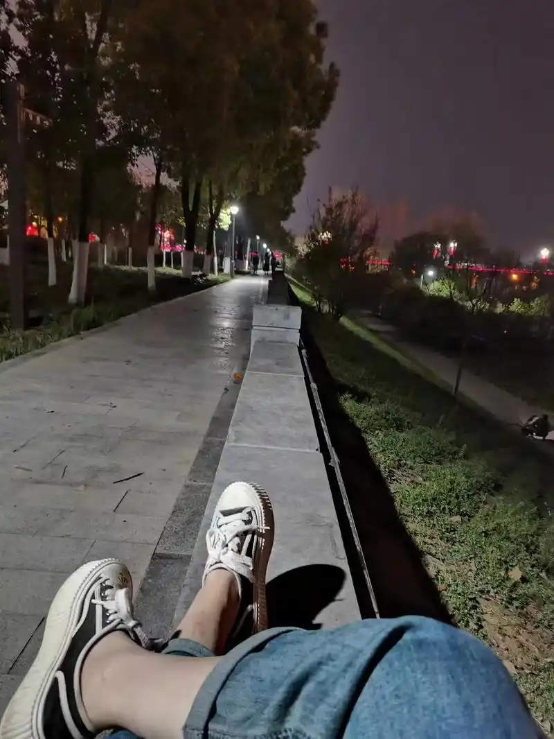 喜欢路灯下的温柔,喜欢一个人在路灯下静静的走着,路灯大多是是 - 抖