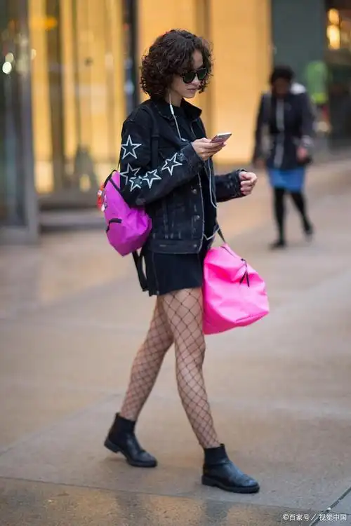 学姐教穿搭:黑色渔网袜搭配什么颜色的上衣更好看?