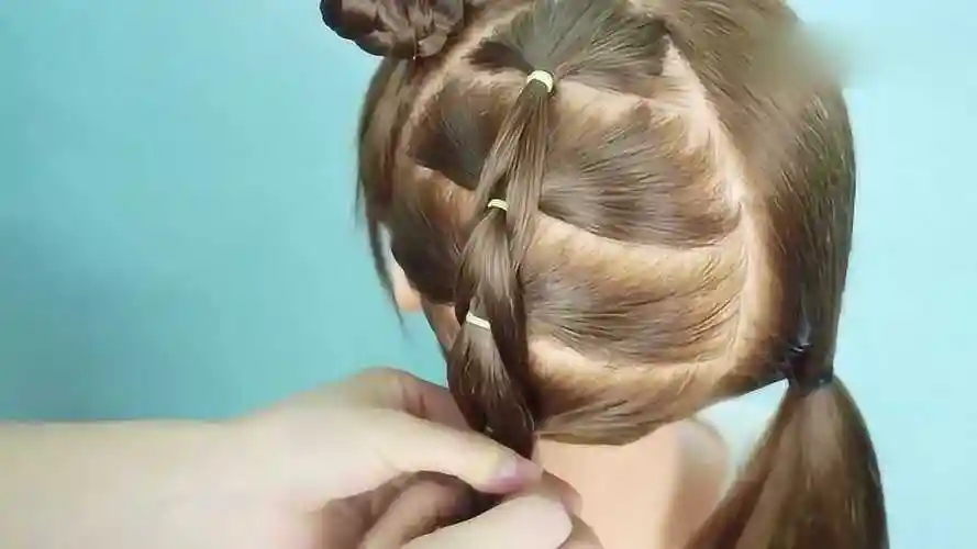 适合短发小女孩梳的小辫,扎法简单易学,萌萌哒