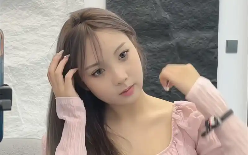 给20岁小姐姐染了一款奶茶灰棕色