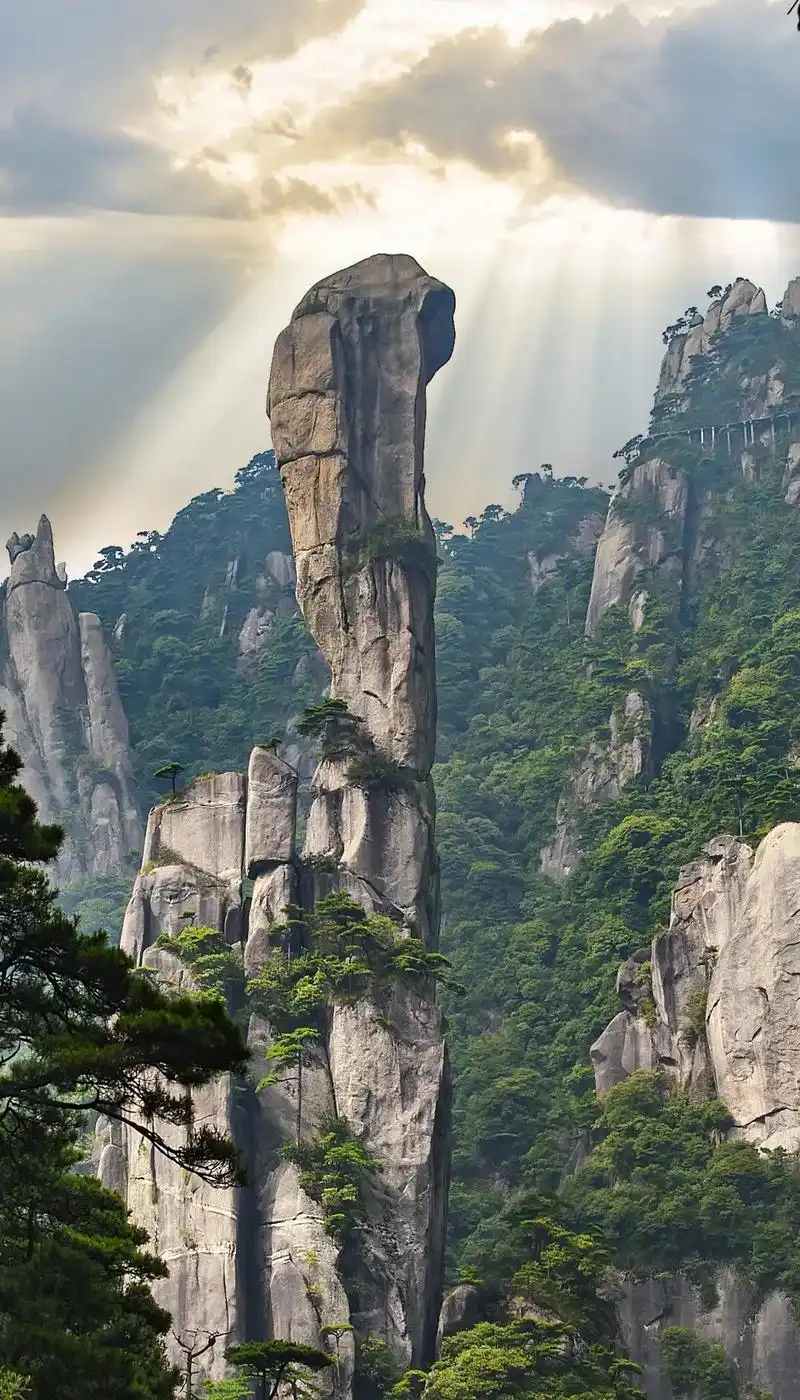 据说这是形成于上亿年前的巨蟒峰,位于江西上饶三清山上,无比震 - 抖