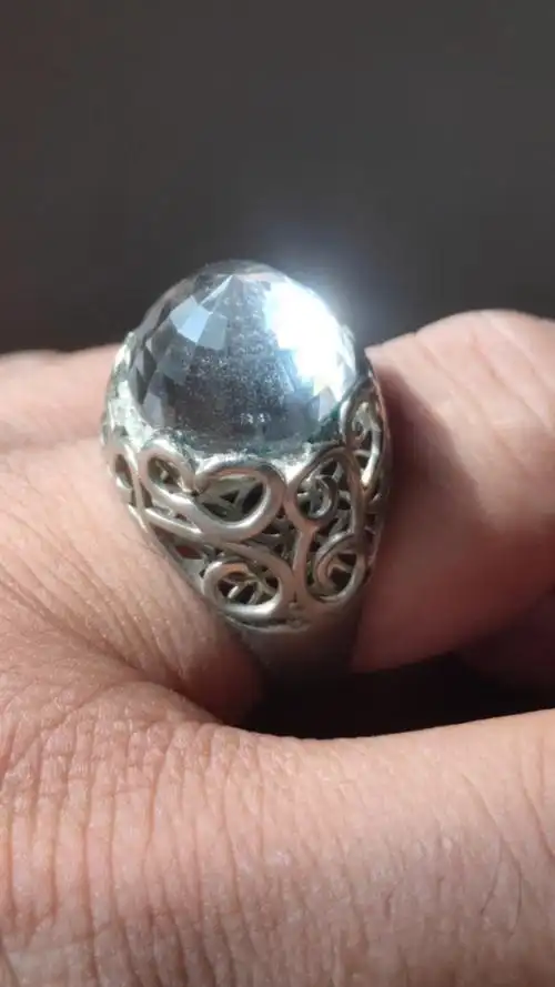 有一种比钻石更珍贵数几十倍的石头叫无色蓝宝石,有一种比钻石更绚丽