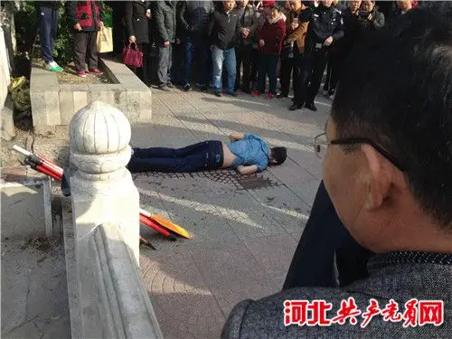 少年遗体被打捞出.记者 郑美芳/摄