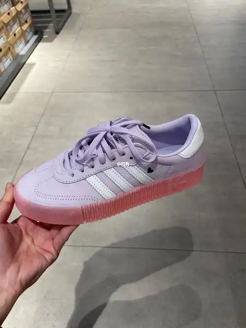 阿迪达斯adidas三叶草女款香芋紫板鞋