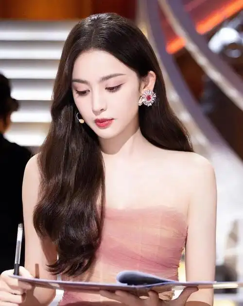 哇塞,12月30号那天,参加各种活动打扮得花枝招展的古力娜扎再次火爆