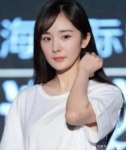 再早一点的照片,十七岁时的杨幂更是水灵灵的,一头黑发,无需额外修饰