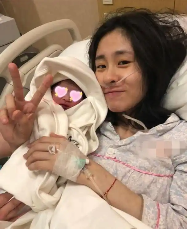 张碧晨女儿上学了,名叫华迎辰,此前曾传华晨宇给孩子做亲子鉴定