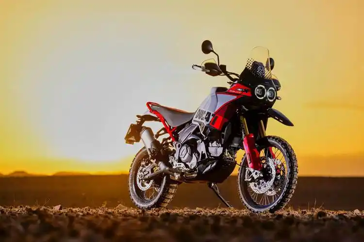 户外特写:杜卡迪 2024 desertx rally 沙漠 x 拉力版(1)_搜狐汽车