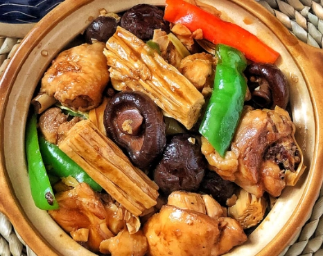 黄焖香菇腐竹鸡块!简单快手!汤汁浓郁!