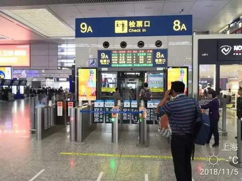 虹桥火车站出发层检票口led屏媒体宣传上海火车站出发层北广场灯箱