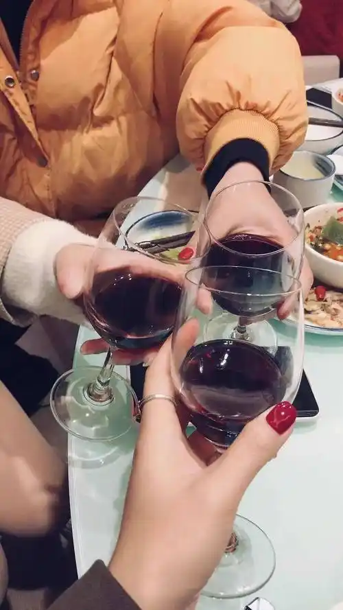 闺蜜们聚会大家,熏暖的灯光,雅致的陈设,来杯繁花助兴再合适不过.