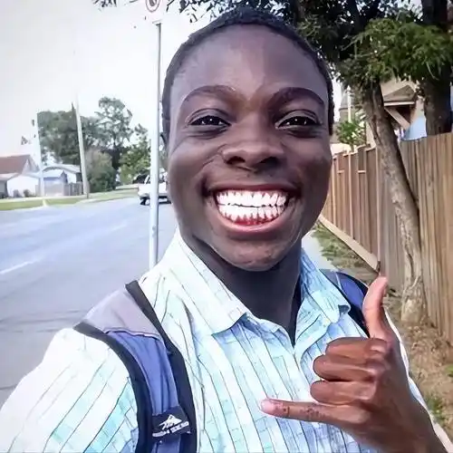 让咱们一提起非洲黑人立马联想到黑脸白牙,黑人抬棺等表情包.