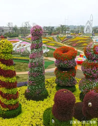 几支立柱型花坛令人惊叹,聪明的园艺师居然用花朵装饰出螺旋状图案.