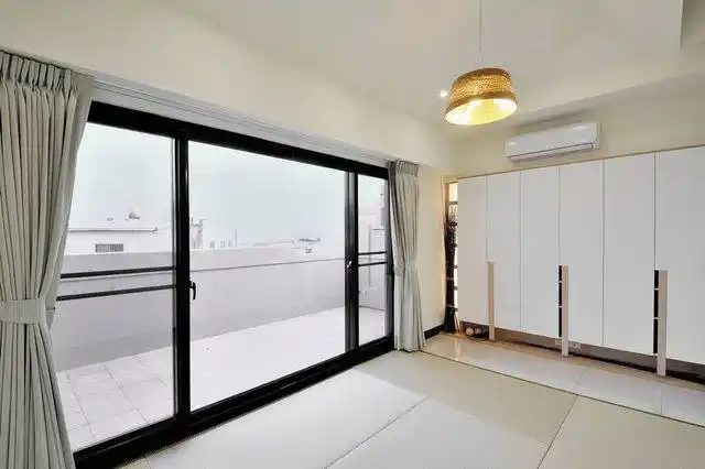 简约风阳台隔断黑色玻璃推拉门设计