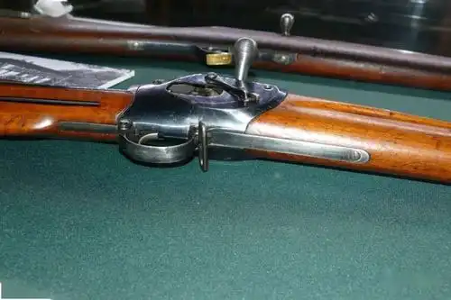莫辛在1880年代提交的内置弹仓供弹步枪,口径:10.6mm