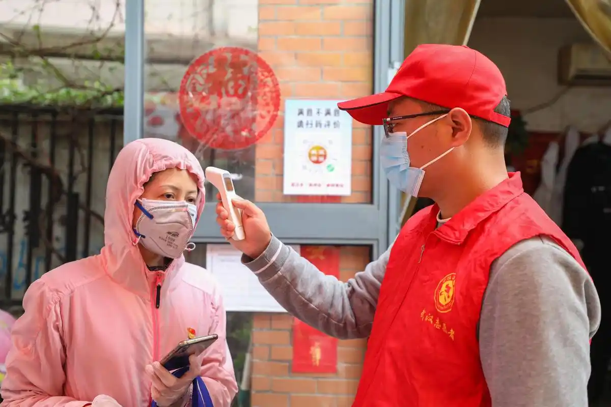 新华全媒 丨从抗疫先锋到"圆梦使者":这名党员志愿者这样践行雷锋精神