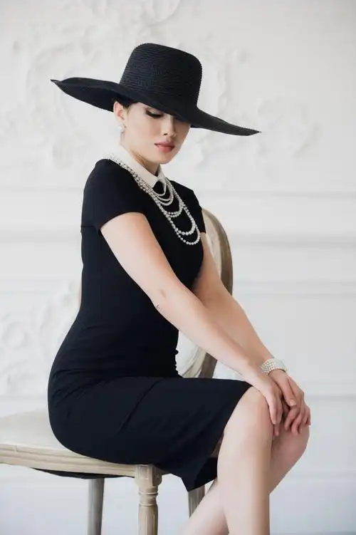 站在浅灰色背景的年轻时尚美女