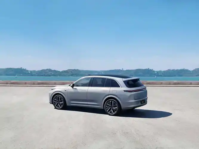 理想l7定位中大型suv,作为理想汽车的首款中大型五座suv,理想l7的车身