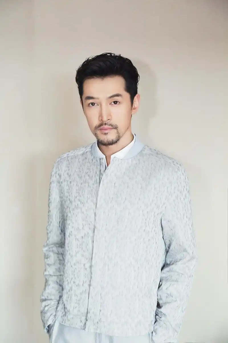 胡歌身穿休闲装胡子造型亮相 尽显成熟稳重气质