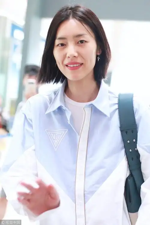 刘雯剪短发配"男友风"衬衫亮相