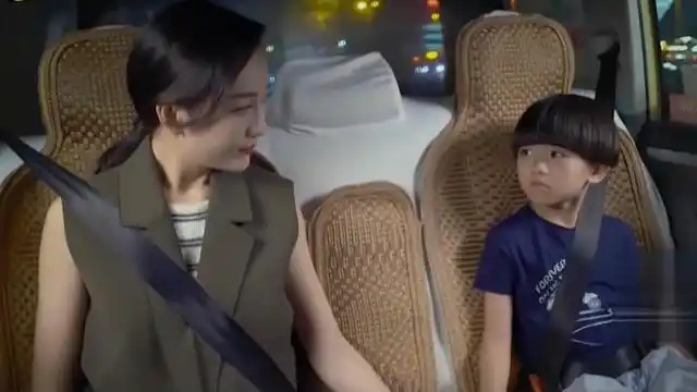 丈夫故意躲媳妇去出差,不料儿子发了条信息给他,媳妇崩溃了