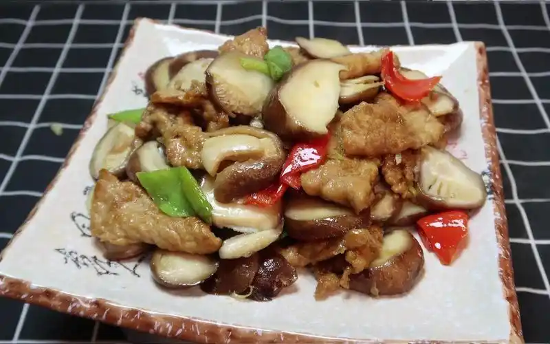 香菇炒肉正确家常做法,掌握这些诀窍,肉片滑嫩味道鲜美,好吃又下饭