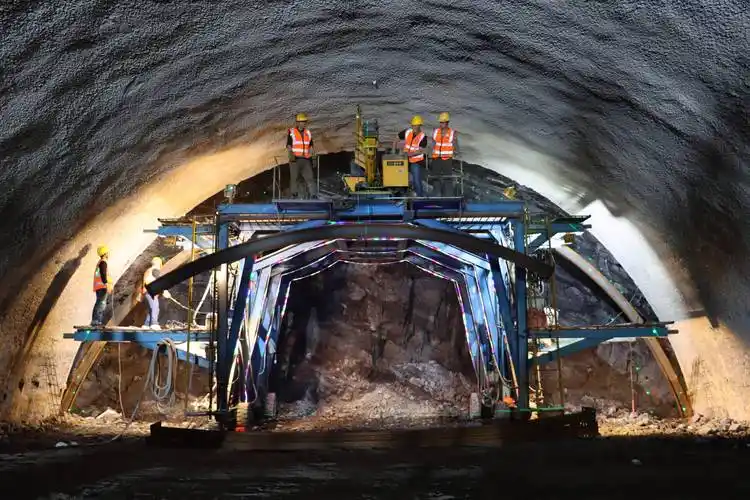 总里程突破一万米莱荣铁路隧道施工春节不打烊