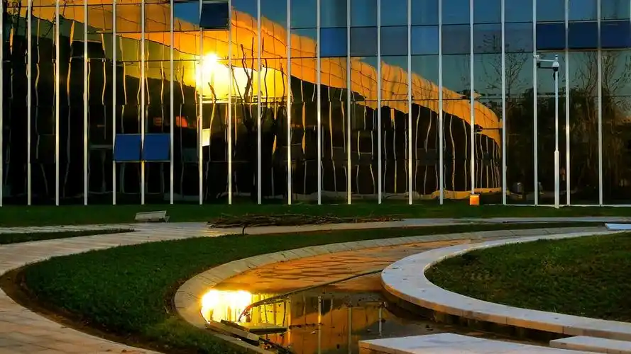 玻璃幕墙上的光影