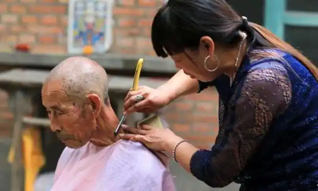 贵州古老的传统部落村民用镰刀剃头人称苗族活化石