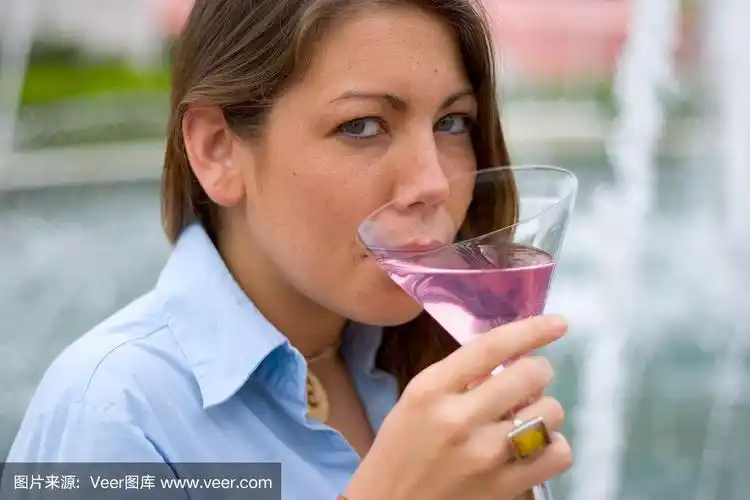 拿着马提尼酒杯的女孩