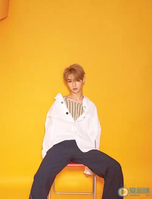 资料黄明昊个人写真黄明昊个人演艺经历:2017年,参加韩国综艺produce