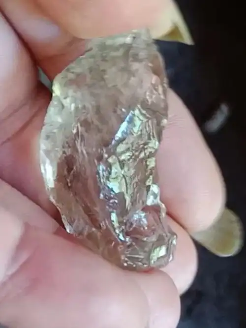 请懂钻石原石的朋友麻烦给鉴定下我这是钻石原石吗?