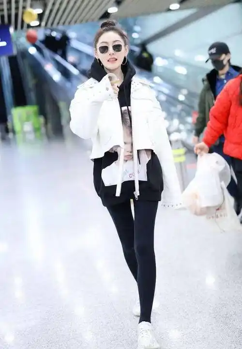 90斤张天爱太任性,打底裤配长卫衣差点没有165cm,还好外套救场_显示