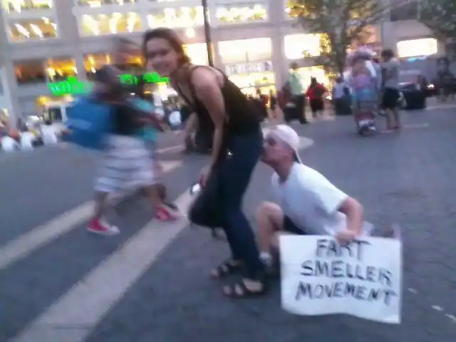 亚城人没明白美国小伙大街上闻女人们的屁股做啥?理由很高尚哦!