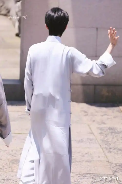 有没有贺峻霖背影图? - 知乎