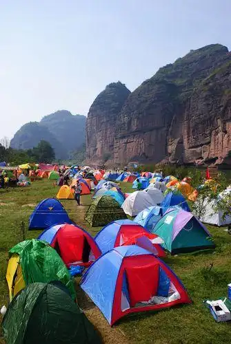 数百顶帐篷盛开仙水岩 龙虎山国际帐篷节激情开幕
