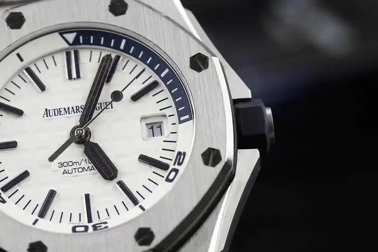 爱彼皇家橡树离岸型系列腕表有着让人着迷的无尽魅力,爱彼ap 15710st.