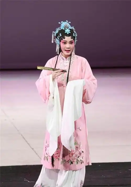 言慧珠:唱戏几十载火遍全国,晚年难忍屈辱,托子于夫后自缢身亡|昆曲|