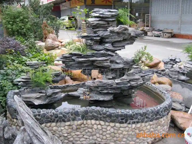 英石假山鱼池鹅卵石贴池边