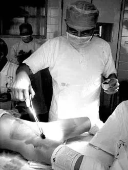 3日下午,刚满五岁的小男孩贝贝在福州儿童医院顺利实施了变性手术,而