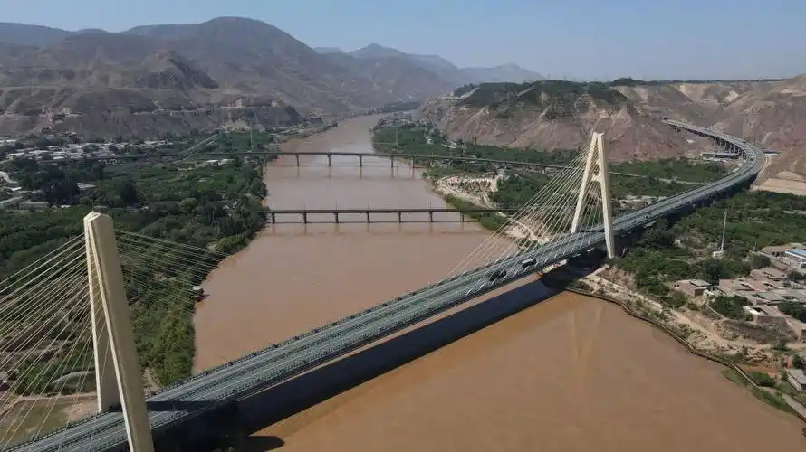 紧邻甘肃省兰州市西固区河口古镇的高速公路大桥横跨黄河.