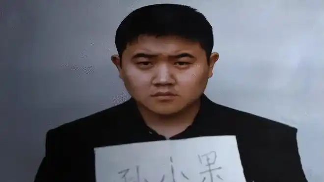 20多年前恶霸孙小果被判死刑后离奇复活还成了夜场大老板