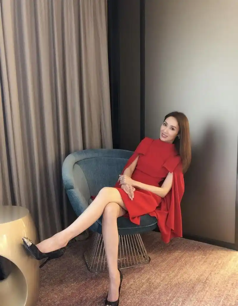 原创没想到郭可盈这么高级优雅白色斜露肩上衣配喇叭裤姐真美