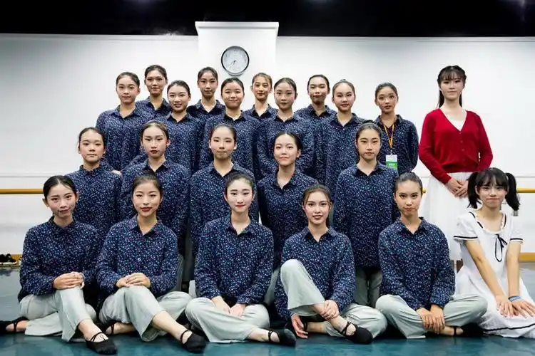 喜报热烈祝贺我校舞蹈队荣获广东省第六届中小学生艺术展演舞蹈类中学