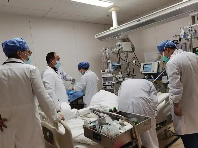 大年三十上午,李湘宁(左二)等人正在抢救室抢救脓毒症休克病人.