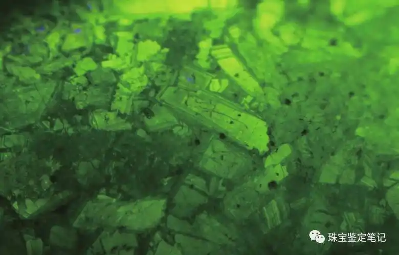 翡翠晶体环带结构的初步研究