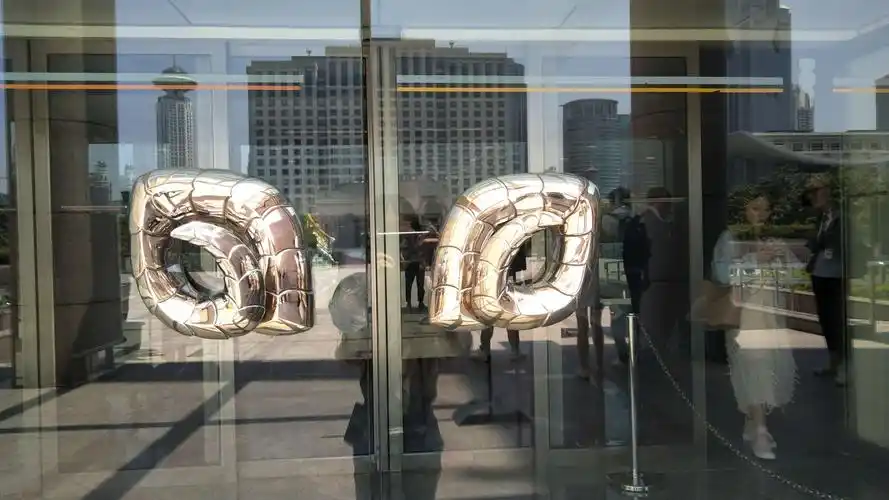 推门而入的时候,会注意到充满质感的门把手,具有一定的年代感.