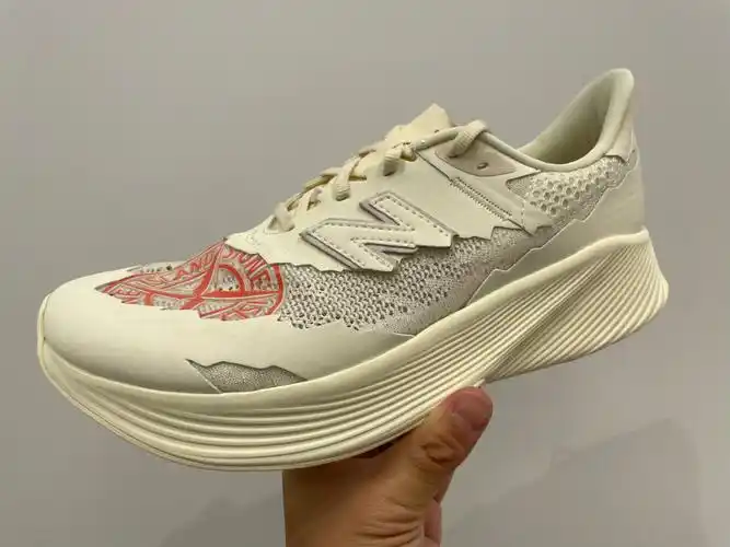 rc elite v2为基础进行改造鞋面的细节还是很有意思的后期nb也将会和