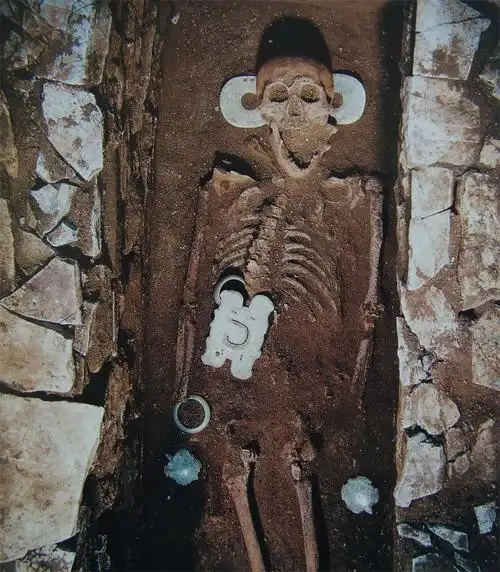 牛河梁大墓中手握玉龟的老人是谁?